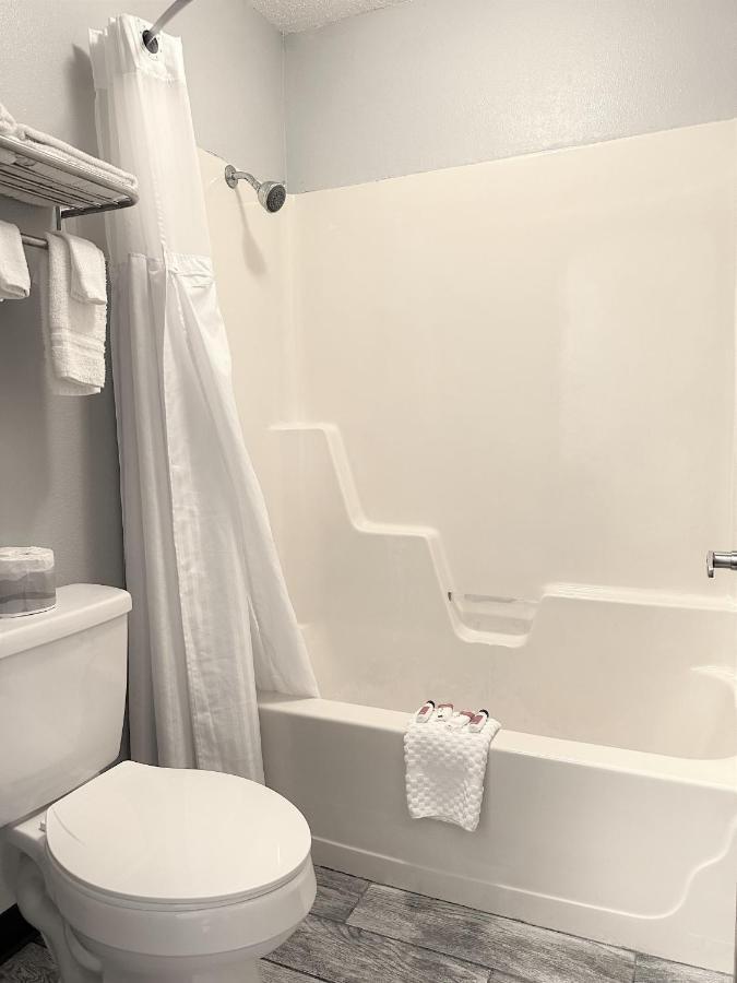 Lakes Inn Warsaw Εξωτερικό φωτογραφία